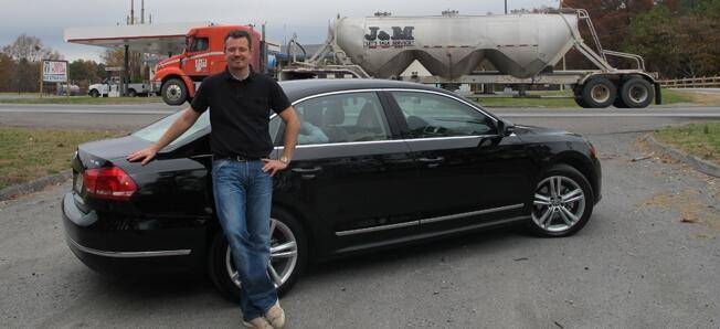 En man står bredvid en bil. (AI text)