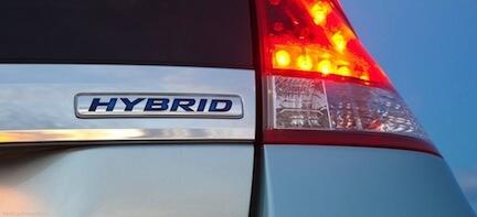 En hybridbil med en skylt på bakändan. (AI text)