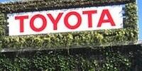 En Toyota-skylt på en byggnad (AI text)