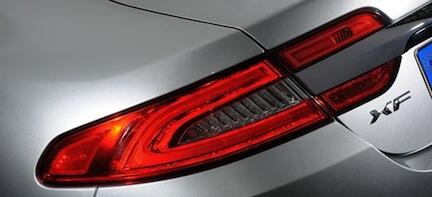 baklysen på en silverbil (AI text)