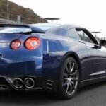 En Nissan GT-R kör längs en väg. (AI text)