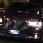 Chrysler Pacifica-SUV kör över en bro vid nattid. (AI text)