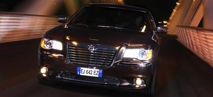 Chrysler Pacifica-SUV kör över en bro vid nattid. (AI text)