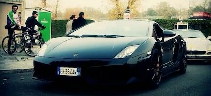 En svart Lamborghini GT4 parkerad i en parkeringsplats. (AI text)