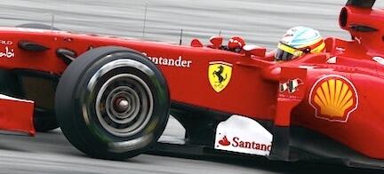 En Ferrari-racingbil kör på en bana. (AI text)