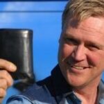 En man tar en självfoto med sin mobiltelefon. (AI text)