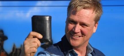 En man tar en självfoto med sin mobiltelefon. (AI text)