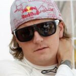 En man med en Red Bull-keps och solglasögon (AI text)