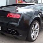 En Lamborghini GT4 parkerad framför ett byggnad. (AI text)