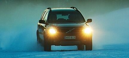 En suv kör på en snöig väg. (AI text)