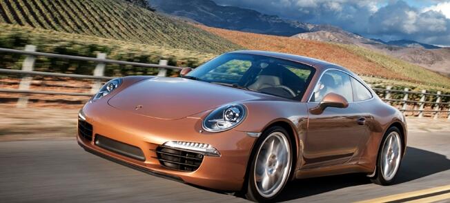 En Porsche 911 kör nedför en väg. (AI text)