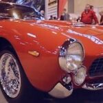 En röd sportbil på utställning på en bilmesse. (AI text)