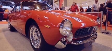 En röd sportbil på utställning på en bilmesse. (AI text)