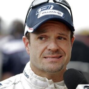 en racer i ett vitt skjort och hatt (AI text)