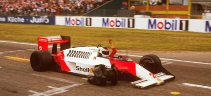 personen kör sin bil längs banan (AI text)