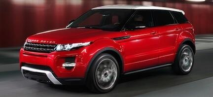 En röd Range Rover Evoque kör genom en mörk tunnel. (AI text)