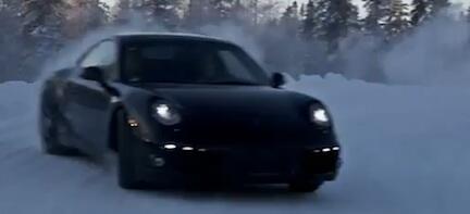 En Porsche 911 GTS kör genom snön. (AI text)