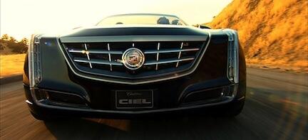 En Cadillac CTS CVT cabriolet kör längs en landsväg. (AI text)