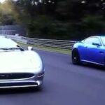 Två Jaguar XK på en racerbana. (AI text)