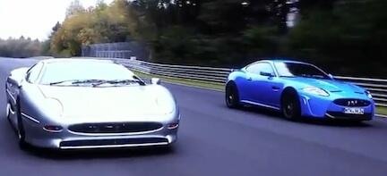 Två Jaguar XK på en racerbana. (AI text)