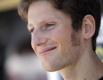 en racerförare ler mot kameran (AI text)