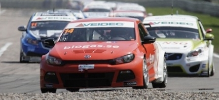 bilar i en tävlingscirkel (AI text)