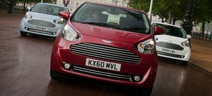 En grupp bilar parkerade på en gata (AI text)