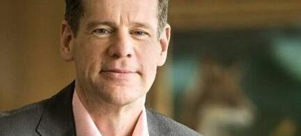 En man i kostym och rosa skjorta (AI text)