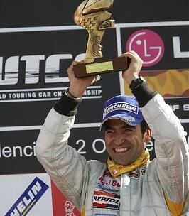 En racerförare håller upp sin pokal efter att ha vunnit Formel 1-världsmästerskapet. (AI text)