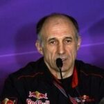 Red Bull-racingföraren talar vid en presskonferens. (AI text)