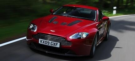 Aston Martin Vantage V12 kör ned en väg (AI text)
