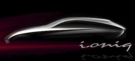 En bil med ordet "Ioniq" på den. (AI text)
