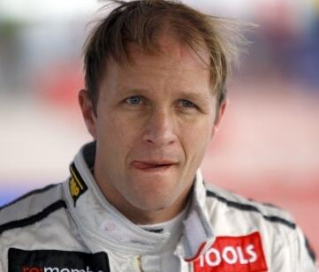 en racer i ett vitt racingdräkt (AI text)