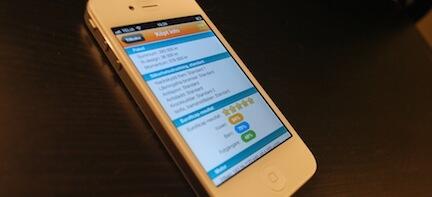 En vit iPhone 4S på en bordet. (AI text)