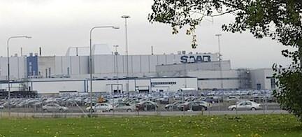 En bil står parkerad framför en fabrik. (AI text)