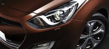 Den nya Hyundai Elantra är en kompaktkar med turbocharged motor. (AI text)