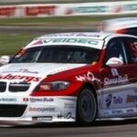 BMW M3-racebil på racerbana (AI text)