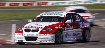 BMW M3-racebil på racerbana (AI text)