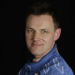 En racerförare poserar för ett porträtt. (AI text)