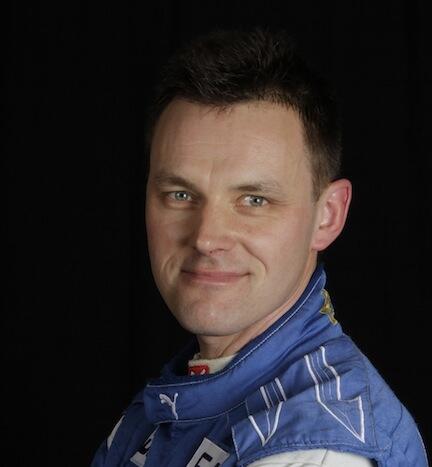 En racerförare poserar för ett porträtt. (AI text)