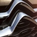 En nära bild av framgrillen på en ny Citroën C3. (AI text)