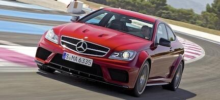 Mercedes CLK 63 AMG körande på en racerbana. (AI text)