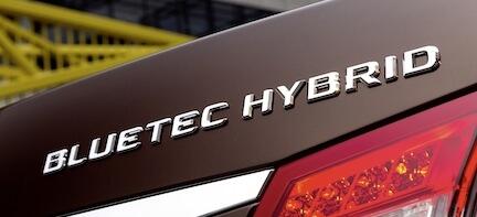 En bil med ordet "Bluetec Hybrid" på baklyset. (AI text)