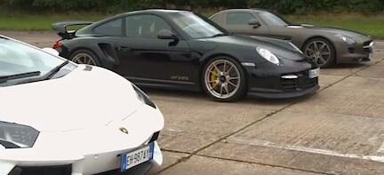 En grupp bilar parkerade i en parkeringsplats (AI text)