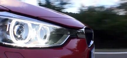BMW i3 och BMW i8 är två elektrifierade bilar från BMW, men de har några signifikanta skillnader. BMW i3 är en kompaktt citybil som främst är avsedd för stadskörning, medan BMW i8 är en sportig hybrid med en mer konventionell design som passar bättre för långfärder och sportiga körningar. I3 har en mindre batteripack vilket gör det mindre kapriöst och lättare att ladda, medan I8 har en större batterikapacitet som ger en större räckvidd men också en högre vikt. I8 använder också en hybridmotor för att komplettera eldriften, vilket ger en mer dynamisk prestanda jämfört med I3 som är en ren elbil. (AI text)