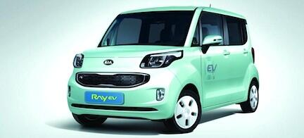 En liten grön bil visas i bakgrunden. (AI text)