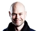 En ganska rågig man i svart tröja leder vänligt. (AI text)