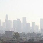 En stadsskylt med en bil i bakgrunden. (AI text)