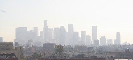 En stadsskylt med en bil i bakgrunden. (AI text)