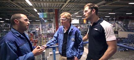 En man och en kvinna pratar i en fabrik. (AI text)